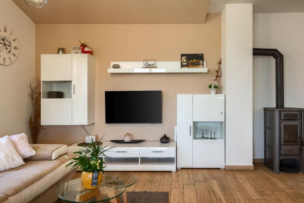 Activity Villa Gita With Pool And Grill In Tinjan מראה חיצוני תמונה
