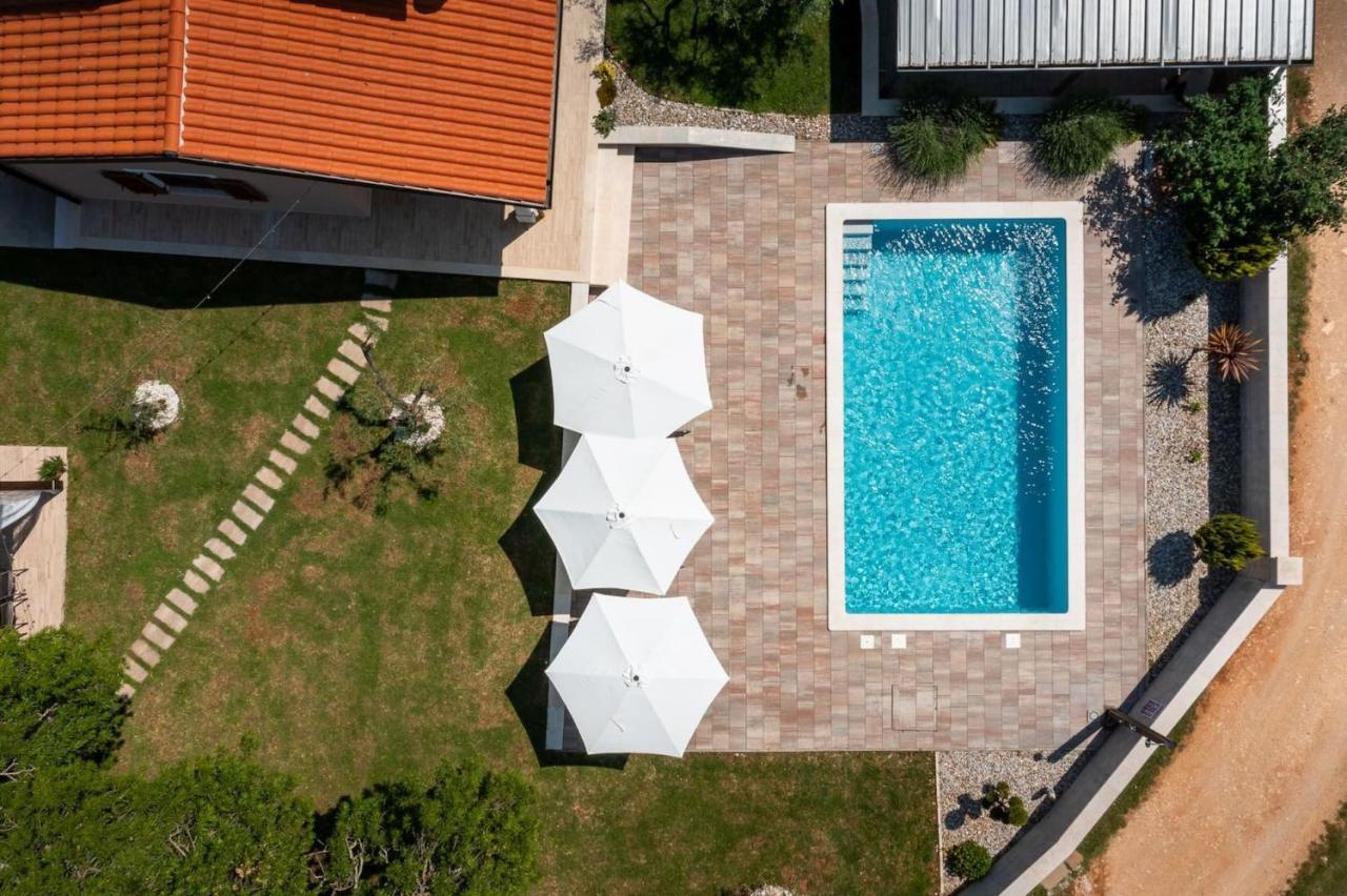 Activity Villa Gita With Pool And Grill In Tinjan מראה חיצוני תמונה