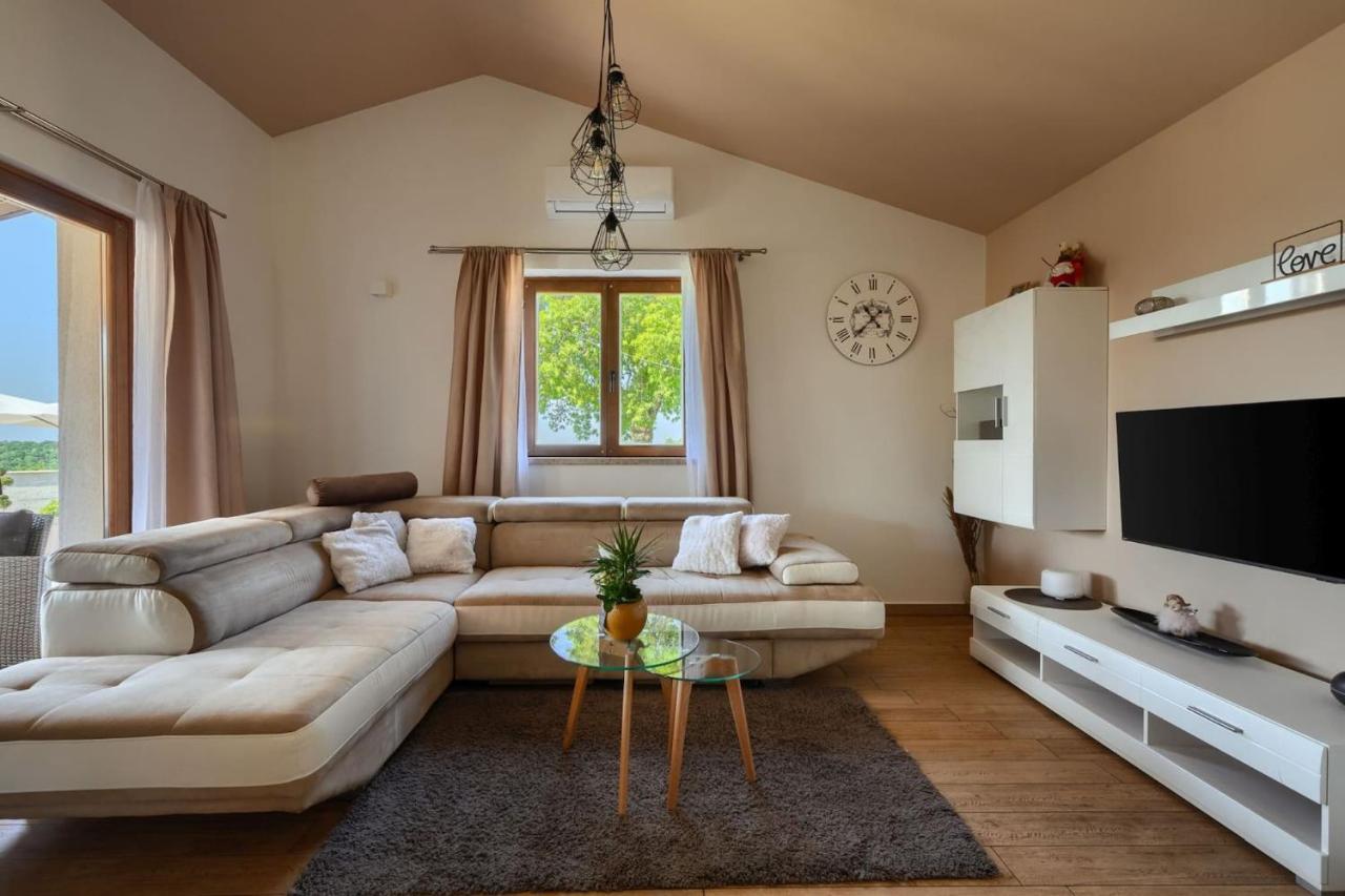 Activity Villa Gita With Pool And Grill In Tinjan מראה חיצוני תמונה