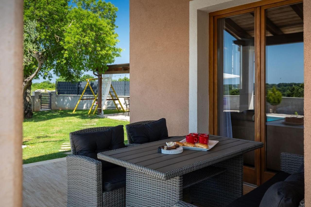 Activity Villa Gita With Pool And Grill In Tinjan מראה חיצוני תמונה