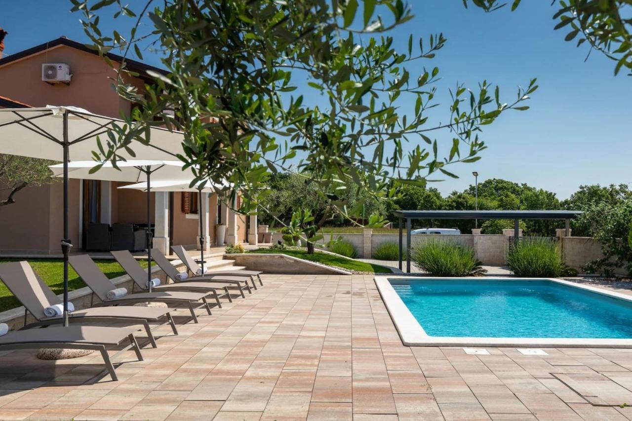 Activity Villa Gita With Pool And Grill In Tinjan מראה חיצוני תמונה